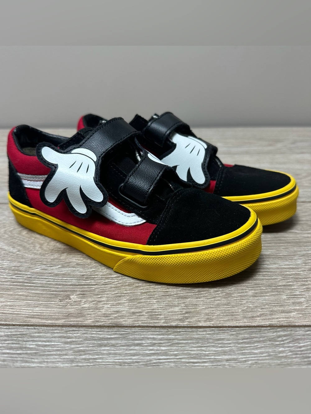 Vans Old Skool V Disney Mickey Mouse Hugs Kid Size US 2
